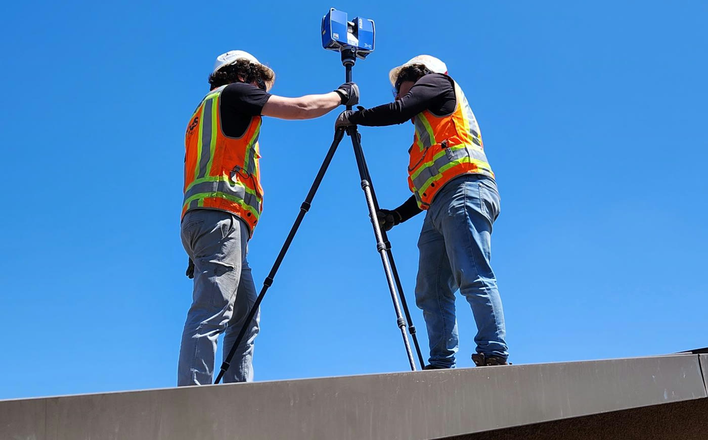 3DVES field team operating a LiDAR laser scanner on a rooftop